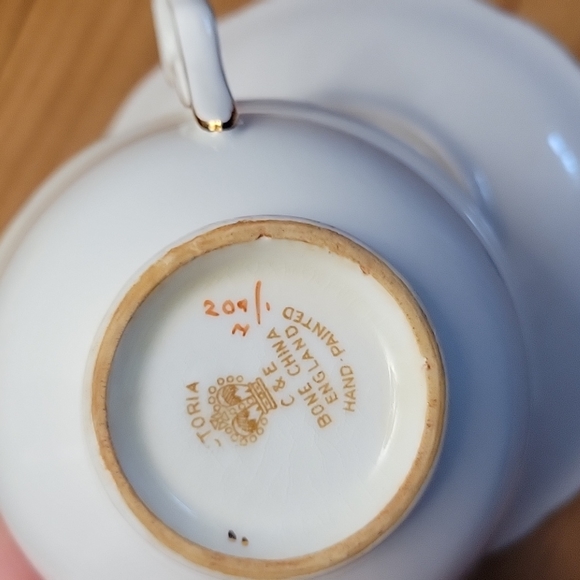 Victoria C&E 1940's Fine Bone China Teacup Set - Picture 6 of 8